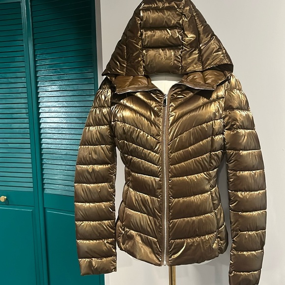Molly Bracken Jackets & Blazers - Molly Bracken NWOT copper metallic shimmer puffer coat with hood - S